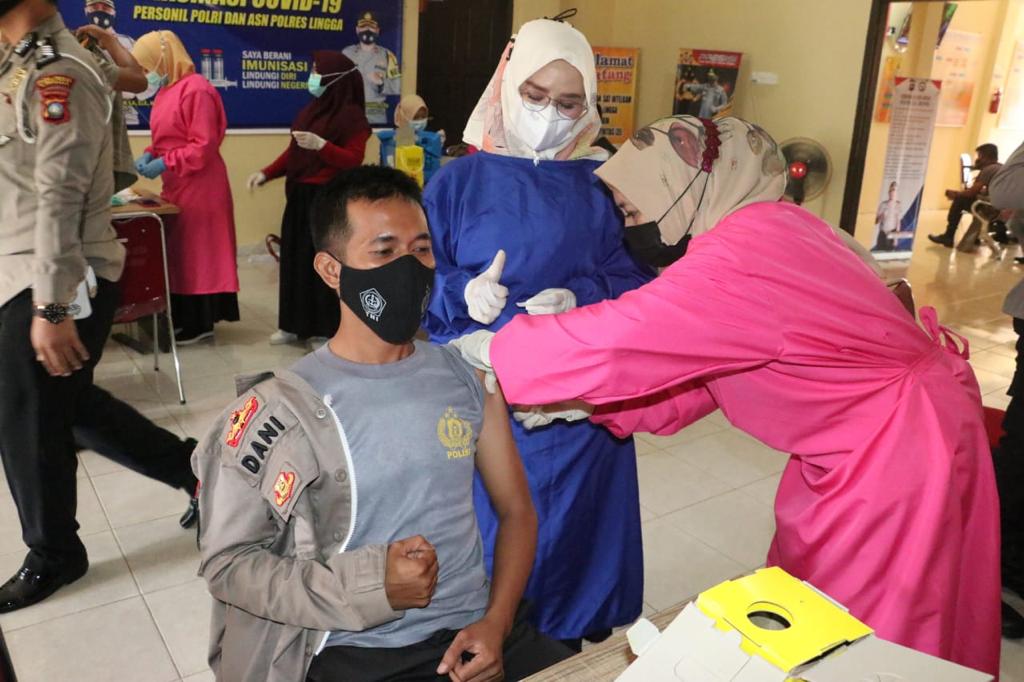 Polisi dan PNS Polri Polres Lingga Disuntik Vaksin