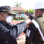 Bupati Karimun menyempat pita kepada personel Operasi Ketupat Seligi 2022. (foto: Humas Polres Karimun)