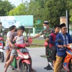 Prajurit Kodim karimun dan pengurus Persit bagi-bagi takjil 32`