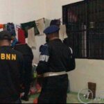 Petugas gabungan menggeledah sel yang dihuni warga binaan Rutan Karimun, Kamis (21/4/2022) malam. (foto: jurnalterkini.id/yra)