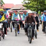 Walikota Batam Rudi dan Bupati Karimun AUnur Rofiq dan para peserta sepeda santai di Karimun
