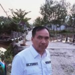 Ketua DPRD Inhil Ferryandi meninjau lokasi pembangunan jembatan di Desa Pulau Kecil, Kecamatan Reteh. (foto: jurnalterkini.abd)
