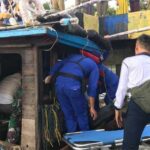 Jenazah nelayan yang tewas tersambar petir dievakuasi polisi. (foto: istimewa)