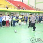 Kapolres Karimun AKBP Tony Pantano menendang bola saat meresmikan turnamen futsal Kapolres Karimun Cup, Jumat (3/6/2022). (foto: jurnalterkini.id/yra)