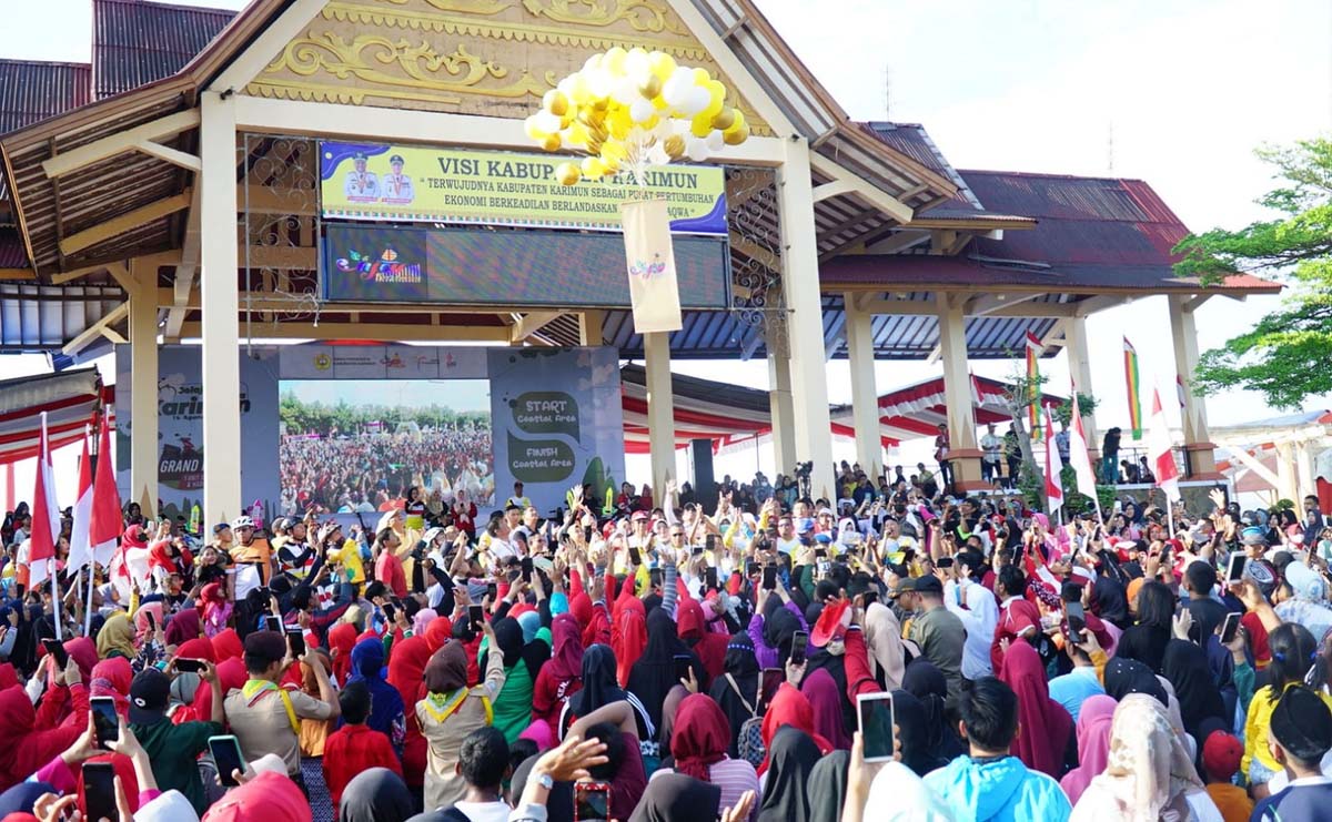 Ribuan warga memadati Car Free Day perdana yang digelar di Coastal Area, Tanjung Balai Karimun, Minggu (14/8/2022). (foto: Prokopim Karimun)