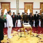 00 Gubernur Kepulauan Riau Ansar Ahmad melantik Roby Kurniawan sebagai Bupati Bintan