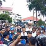 Ketua BP Batam M Rudi saat menghadapi pedemo di halaman kantor BP Batam