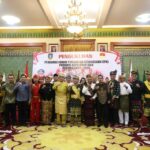 Gubernur Ansar foto bersama Pengurus FPK Kepri yang baru dikukuhkan