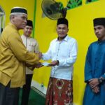 safari ramadhan sei asam Asisten Tata Pemerintahan dan kesra Setkab Karimun Sularno menyerahkan santunan kepada pengurus Masjid Al HIdaya, Desa Sei Asam, Kecamatan Belat dalam safari Ramadhan, Rabu 12/4/2023) malam. (JurnalTerkini.id/rusdi)
