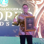 PT Timah raih proper emas Kepala Unit Produksi Kundur PT Timah Tbk berfoto usai menerima penghargaan Proper Emas dari Pemprov Kepri di salah satu hotel di Batam, Selasa (16/5/2023). (dok. PT Timah Tbk)