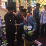 calon haji karimun Bupati Karimun Aunur Rafiq didampingi Wakil Bupati Anwar Hasyim dan sejumlah pejabat melepas Jamaah Calon Haji di halaman rumah dinasnya, Selasa (23/5/2023). (Dok. pribadi)