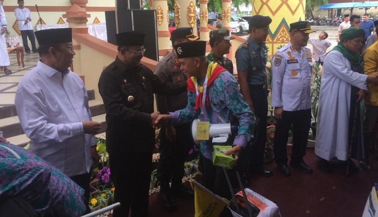 Bupati Karimun Aunur Rafiq didampingi Wakil Bupati Anwar Hasyim dan sejumlah pejabat melepas Jamaah Calon Haji di halaman rumah dinasnya, Selasa (23/5/2023). (Dok. pribadi)