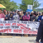 demonstrasi di saipem Aksi unjuk rasa warga Desa Pangke Barat, Kabupaten Karimun, Kepulauan Riau melakukan aksi unjuk rasa di PT Saipem Indonesia Karimun Yard (SIKY), Senin (29/5/2023) pagi. (JurnalTerkini.id/Yogi)