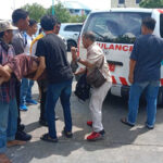 lansia ditabrak mobil di karimun Edi Djunaidi, lansia yang ditabrak mobil di "Taplau", Tanjung Balai Karimun, Sabtu (28/5/2023) dianikkan ke dalam ambulans. (JurnalTerkini.id/Yogi)