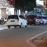 parkir liar di satria karimun Badan jalan di depan tempat hiburan malam Satria dijejeri mobil yang parkir, Kamis (18/5/2023) malam. Dinilai mengancam keselamatan pengguna jalan. (Dokumentasi Pribadi)