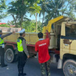 truk tanah di karimun Dua personel Satlantas Polres Karimun menghentikan dan menegur supir truk yang mengangkut tanah tanpa ditutupi terpal di Jalan Poros, Kamis (25/5/2023). Truk tanah ini dikeluhkan wrga karena debunya beterbangan dan menutupi badan sehingga berlumpur saat hujan. (Dok. Humas Polres Karimun)