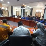 hearing karimun granite Ketua DPRD Karimun M Yusuf Sirat didampingi Ketua Komisi I Sulfanow Putra dan sejumlah anggota dewan memimpin hearing atau rapat dengar pendapat terkait pengaduan pekerja PT Karimun Granite yang dirumahkan, di ruang Banmus DPRD Karimun, Selasa (20/6/2023). (JurnalTerkini.id)