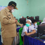 Ilustrasi: Bupati Karimun Aunur Rafiq saat meninjau kegiatan belajar mengajar di SMP Negeri 1 Tebing beberapa waktu lalu. (JurnalTerkini.id/yogi)