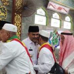 JAMAAH HAJI KARIMUN Bupati Karimun Aunur Rafiq menyambut kepulangan jamaah haji kloter 1 di Masjid Baitul Karimun, Tanjung Balai Karimun, Rabu (5/7/2023). (Jurnalterkini.id/Yogi)