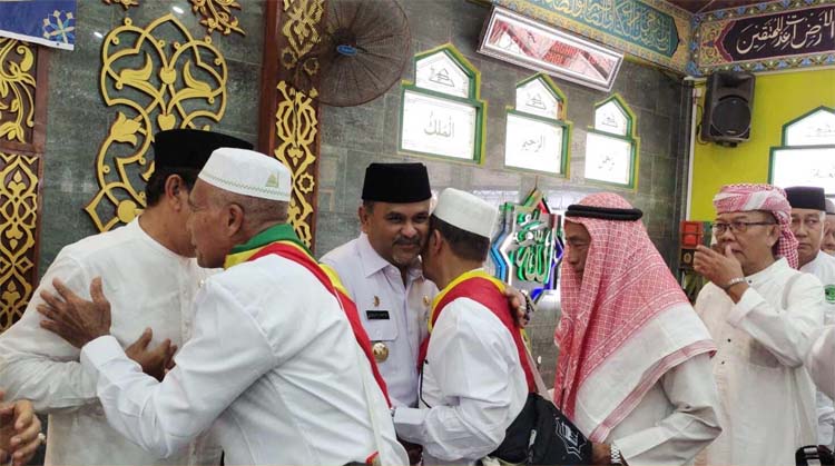 Bupati Karimun Aunur Rafiq menyambut kepulangan jamaah haji kloter 1 di Masjid Baitul Karimun, Tanjung Balai Karimun, Rabu (5/7/2023). (Jurnalterkini.id/Yogi)