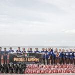 Kejari karimun peduli UMKM Kajari Karimun Firdaus (tengah) beserta jajaran berfoto bersama sebelum pembagian paket sembako kepada pelaku UMKM di Coastal Area, Tanjung Balai Karimun, Selasa (18/7/2023). (Dok. Kejari Karimun)