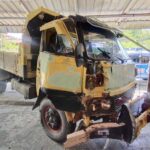 Dump truck ringsek berat usai menabrak rumah warga di sekitar lampu lalu lintas RT 03 RW 03 Kelurahan Baran Timur, Kecamatan Meral, Kabupaten Karimun, Rabu (9/8/2023) rusak berat. (JurnalTerkini.id/Yogi)