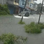 ebuah mobil melintas di Jl Pelipit yang terendam air akibat hujan deras mengguyur, Rabu (6/9/2023). (tangkapan layar)