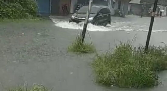 ebuah mobil melintas di Jl Pelipit yang terendam air akibat hujan deras mengguyur, Rabu (6/9/2023). (tangkapan layar)