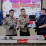 Wakapolres Karimun Kompol Herie Pramono didampingi Kasat Resnarkoba Iptu Alfin Dwi Wahyudi Nuntung (kanan) dan Humas Bripka Harpen Sosuro (kiri) memberikan keterangan terkait pengungkapan 3.947 butir pil ekstasi dari tersangka Il di Mapolres Karimun, Rabu (27/9/2023). (Dok. Humas Polres Karimun)