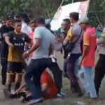 Pertandingan sepak bola antarkampung (tarkam) pada turnamen Kandis Cup 2023 di Kecamatan Buru, Kabupaten Karimun, Kepulauan Riau berujung kericuhan, Selasa (26/9/2023). (tangkapan layar)
