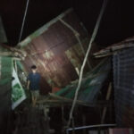 puting beliung di karimun Warga memeriksa rumahnya yang terkena angin puting beliung di Kolong Bawah, RT 02/RW 03, Kelurahan Sei Lakam Barat, Tanjung Balai Karimun, Kabupaten Karimun, Kamis (19/10/2023) malam sekitar pukul 19.00 WIB. (JurnalTerkini.id/dokumentasi pribadi)