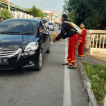 tapak suci galang dana palestina Anggota Tapak Suci Putra Muhammadiyah menerima sumbangan dari salah seorang pengendara di simpang lampu merah Sei Lakam untuk galang donasi Palestina. (jurnalterkini.id/rusdi)