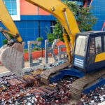 pemusnahan rokok dan mmea di bc kepri 1 Sebuah alat berat menggilas satu juta batang lebih rokok ilegal dan ribuan botol minuman beralkohol senilai Rp38,38 miliar di Kanwil DJBC Khusus Kepri, Meral, Kabupaten Karimun, Jumat (8/12/2023). (Dokumentasi pribadi)