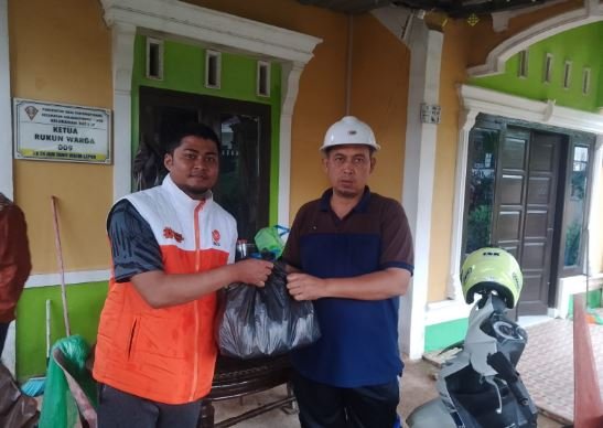 Gercep PKS Berikan Bantuan Nasi Bungkus ke Warga Terdampak Banjir di Tanjungpinang