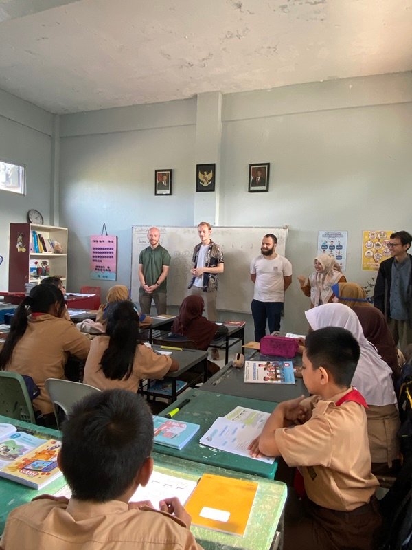 Polibatam Hadirkan Mahasiswa Asing, Dorong Kepercayaan Diri Siswa Reliance School dalam Berbahasa Inggris
