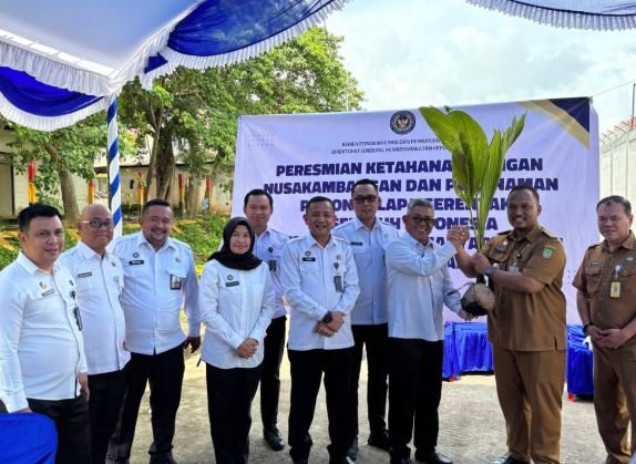 Imigrasi Belakang Padang Ikut Serta dalam Kegiatan Penanaman Pohon Kelapa Serentak Dukung Program Ketahanan Pangan Nasional