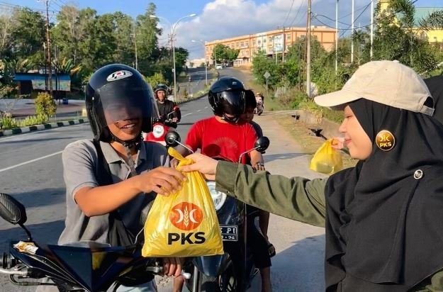 Anak Muda PKS Tanjungpinang Tebar Kebaikan Ramadan, Ratusan Takjil Dibagikan ke Pengendara